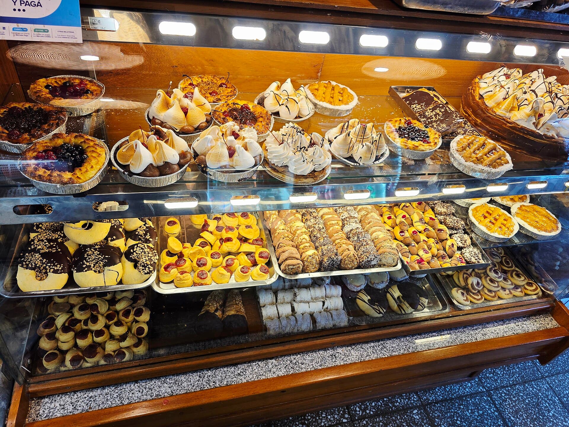 Vitrina de una confitería con tartas y masas